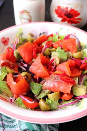 Овощной салат с красной рыбой 